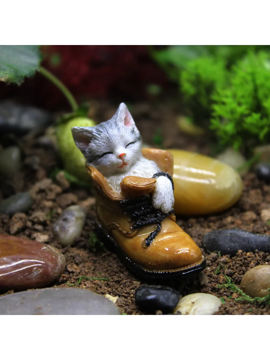 Забавный милый котенок, украшающий микро-ландшафт