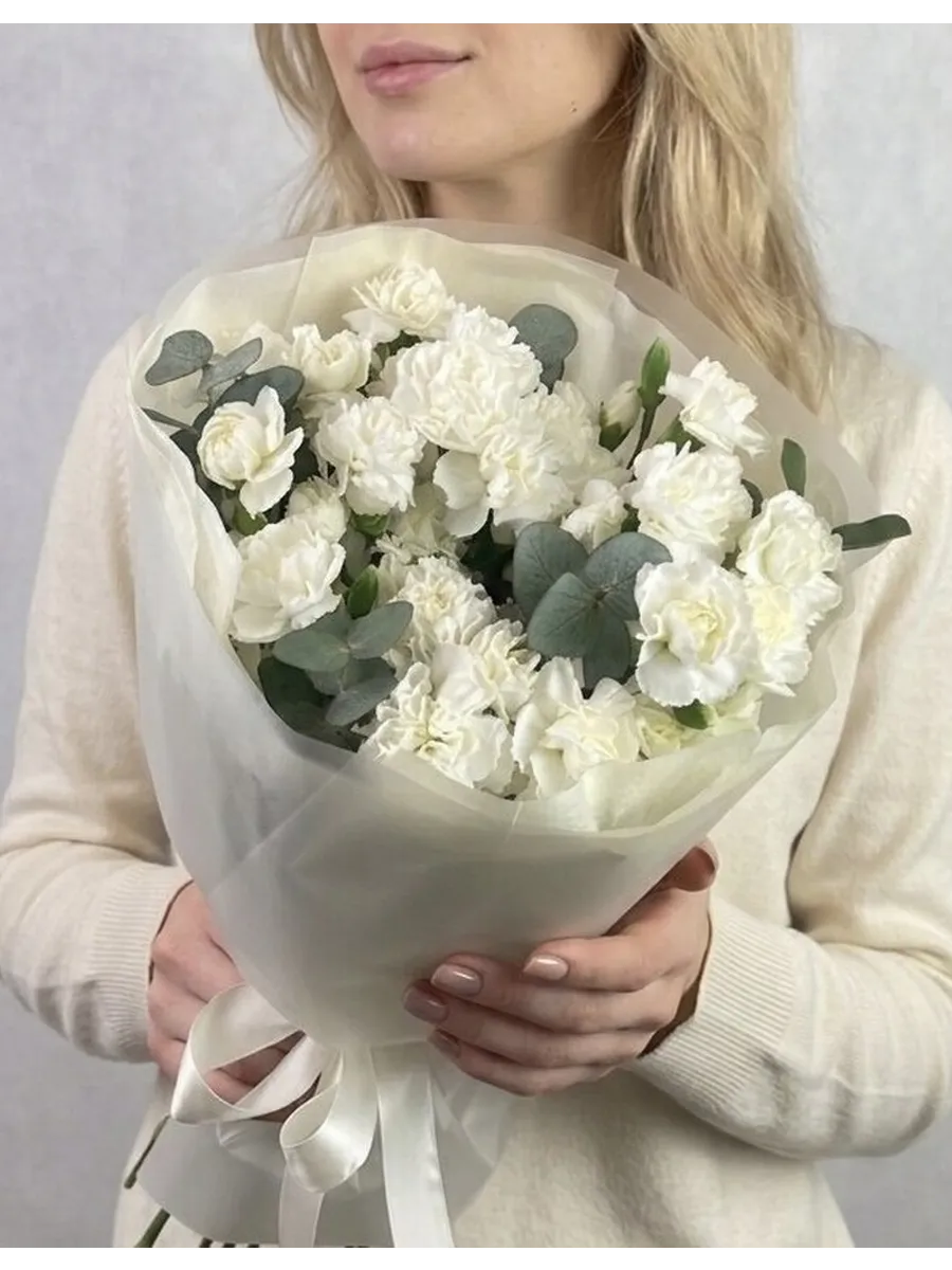 Букет из 9 белых кустовых диантусов Ибис Селект и эвкалипта