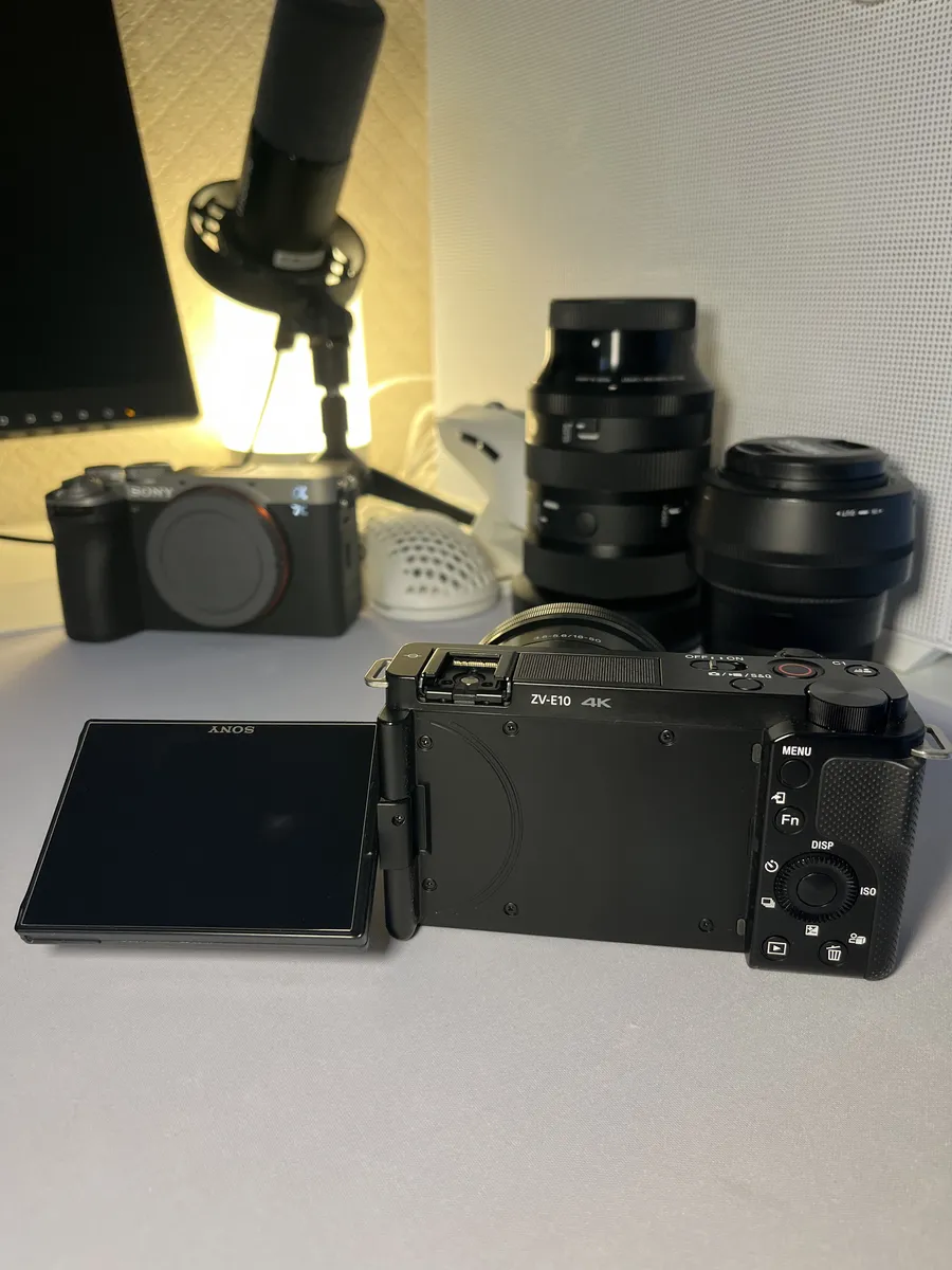 Беззеркальный фотоаппарат Sony ZV-E10 Kit 16-50mm